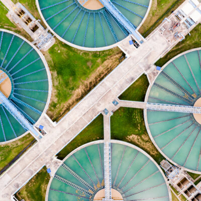 Waterworks plant Water production sources are water tanks used to treat tap water for distribution to people in cities or communities.